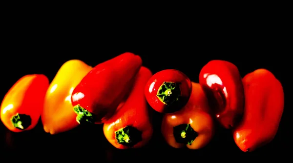 Pimentas Vermelhas Amarelas Fundo Preto Produtos Vegetarianos Saudáveis Deliciosos Legumes — Fotografia de Stock