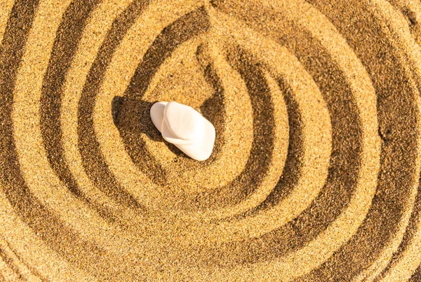 Πέτρα Zen Διαλογισμού Στην Άμμο Ιδέα Για Αρμονία Καθαρότητα Και — Φωτογραφία Αρχείου