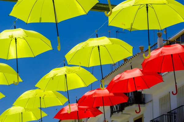 Paraguas Coloridos Decoración Urbana Calle Colgando Paraguas Colores Sobre Cielo — Foto de Stock