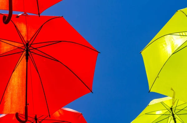 Parapluies Colorés Décoration Urbaine Rue Parapluies Colorés Suspendus Sur Ciel — Photo