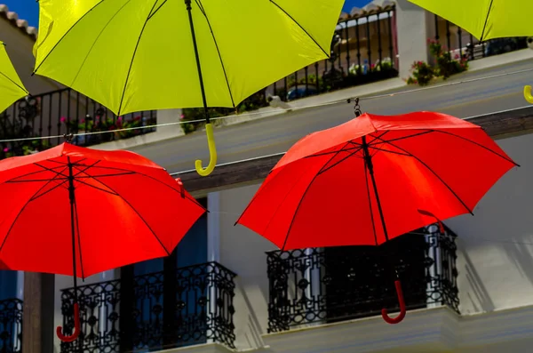 Colorido Guarda Chuvas Decoração Urbana Rua Pendurado Guarda Chuvas Coloridos — Fotografia de Stock