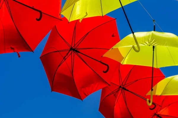 Parapluies Colorés Décoration Urbaine Rue Parapluies Colorés Suspendus Sur Ciel — Photo