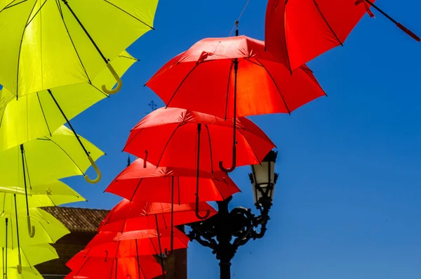 Paraguas Coloridos Decoración Urbana Calle Colgando Paraguas Colores Sobre Cielo — Foto de Stock