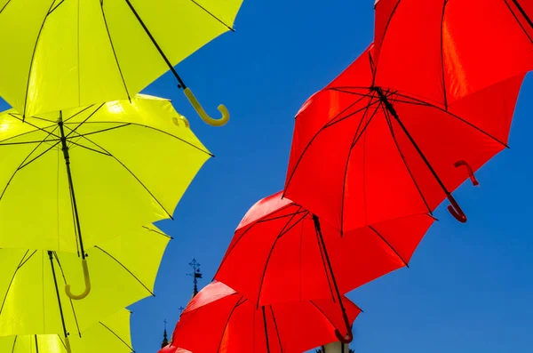 Paraguas Coloridos Decoración Urbana Calle Colgando Paraguas Colores Sobre Cielo — Foto de Stock
