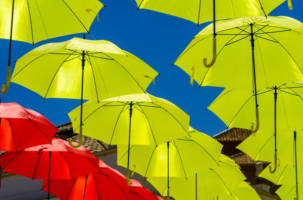 Paraguas Coloridos Decoración Urbana Calle Colgando Paraguas Colores Sobre Cielo — Foto de Stock