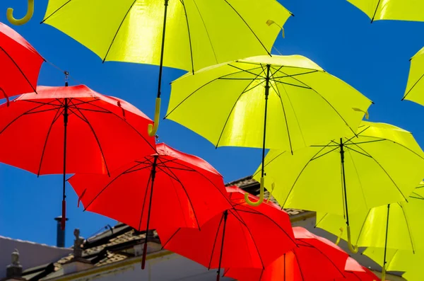 Paraguas Coloridos Decoración Urbana Calle Colgando Paraguas Colores Sobre Cielo — Foto de Stock