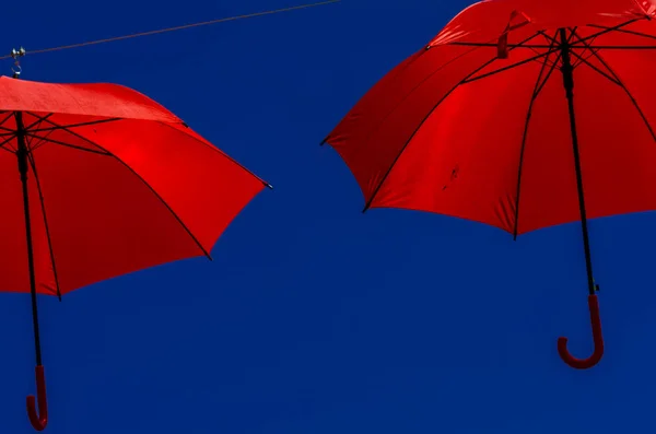 Parapluies Colorés Décoration Urbaine Rue Parapluies Colorés Suspendus Sur Ciel — Photo