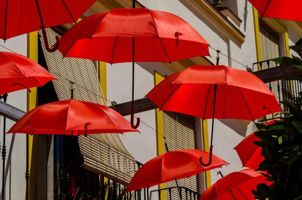 Paraguas Coloridos Decoración Urbana Calle Colgando Paraguas Colores Sobre Cielo — Foto de Stock