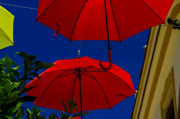 Parapluies Colorés Décoration Urbaine Rue Parapluies Colorés Suspendus Sur Ciel — Photo