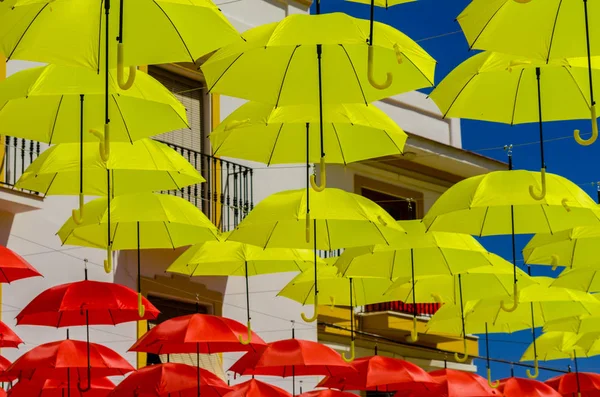 Bunte Regenschirme Schmücken Die Straßen Hängende Bunte Sonnenschirme Über Blauem — Stockfoto