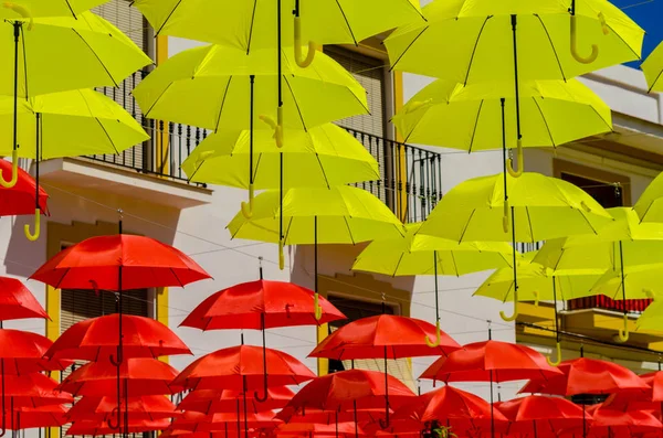 Paraguas Coloridos Decoración Urbana Calle Colgando Paraguas Colores Sobre Cielo — Foto de Stock