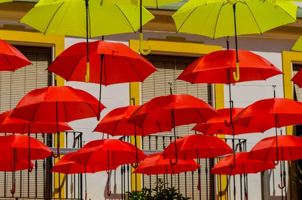 Paraguas Coloridos Decoración Urbana Calle Colgando Paraguas Colores Sobre Cielo — Foto de Stock