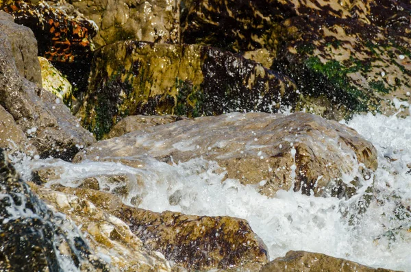 Erstaunliches Meer Mit Blauer Sommerwelle Und Felsen Entspannender Aussicht Auf — Stockfoto