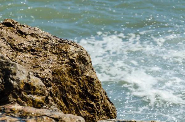 Niesamowite Morze Błękitną Letnią Falą Skałami Relaksujący Widok Skały Wodę — Zdjęcie stockowe