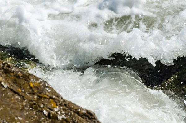 Mavi Yaz Dalgası Kayaları Ile Şaşırtıcı Deniz Rahatlatıcı Kaya Manzarası — Stok fotoğraf