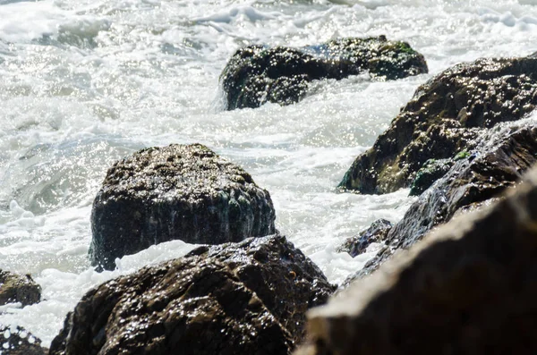 Úžasné Moře Modrou Letní Vlnou Skalami Relaxační Výhled Skály Vodu — Stock fotografie