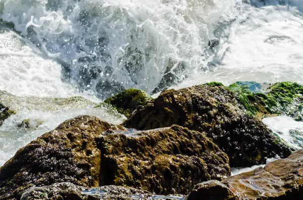 Mavi Yaz Dalgası Kayaları Ile Şaşırtıcı Deniz Rahatlatıcı Kaya Manzarası — Stok fotoğraf