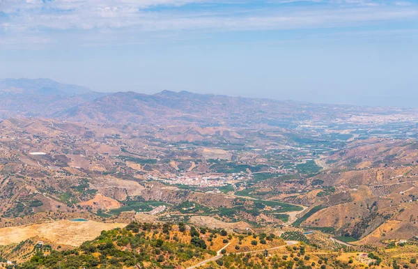 Andalusia, evler ve tarım arazileri bölgesi dağlarında güzel manzara dağlar, doğa eteklerinde