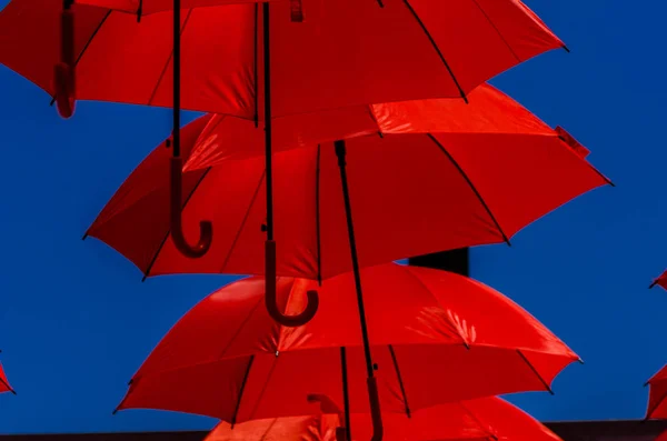 五颜六色的雨伞城市街道装饰 在蓝天上悬挂五颜六色的雨伞 旅游胜地 — 图库照片