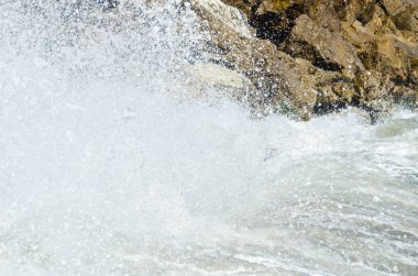 Mavi yaz dalgası ve kayaları ile şaşırtıcı deniz, rahatlatıcı kaya ve su manzarası, doğa