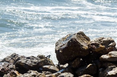 Mavi yaz dalgası ve kayaları ile şaşırtıcı deniz, rahatlatıcı kaya ve su manzarası, doğa