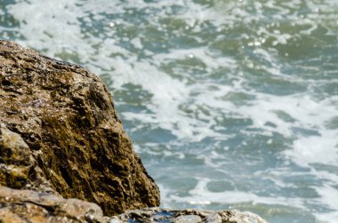 Mavi yaz dalgası ve kayaları ile şaşırtıcı deniz, rahatlatıcı kaya ve su manzarası, doğa