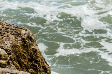 Mavi yaz dalgası ve kayaları ile şaşırtıcı deniz, rahatlatıcı kaya ve su manzarası, doğa
