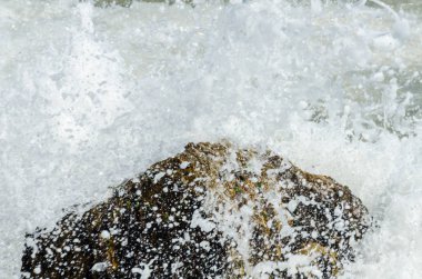Mavi yaz dalgası ve kayaları ile şaşırtıcı deniz, rahatlatıcı kaya ve su manzarası, doğa