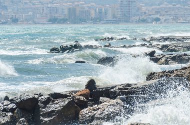 Mavi yaz dalgası ve kayaları ile şaşırtıcı deniz, rahatlatıcı kaya ve su manzarası, doğa