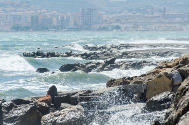 Mavi yaz dalgası ve kayaları ile şaşırtıcı deniz, rahatlatıcı kaya ve su manzarası, doğa