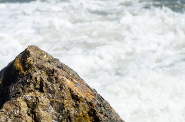 Mavi yaz dalgası ve kayaları ile şaşırtıcı deniz, rahatlatıcı kaya ve su manzarası, doğa