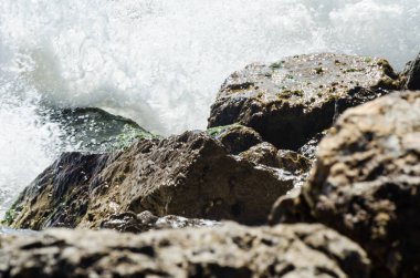Mavi yaz dalgası ve kayaları ile şaşırtıcı deniz, rahatlatıcı kaya ve su manzarası, doğa