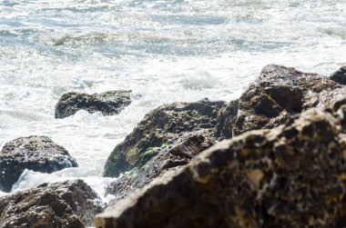 Mavi yaz dalgası ve kayaları ile şaşırtıcı deniz, rahatlatıcı kaya ve su manzarası, doğa
