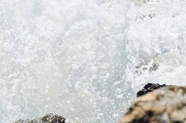 Mavi yaz dalgası ve kayaları ile şaşırtıcı deniz, rahatlatıcı kaya ve su manzarası, doğa