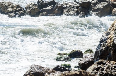 Mavi yaz dalgası ve kayaları ile şaşırtıcı deniz, rahatlatıcı kaya ve su manzarası, doğa