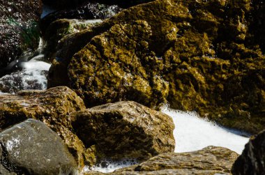 Mavi yaz dalgası ve kayaları ile şaşırtıcı deniz, rahatlatıcı kaya ve su manzarası, doğa