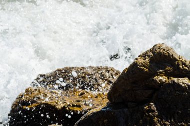 Mavi yaz dalgası ve kayaları ile şaşırtıcı deniz, rahatlatıcı kaya ve su manzarası, doğa