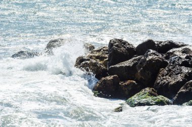 Mavi yaz dalgası ve kayaları ile şaşırtıcı deniz, rahatlatıcı kaya ve su manzarası, doğa