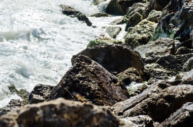 Mavi yaz dalgası ve kayaları ile şaşırtıcı deniz, rahatlatıcı kaya ve su manzarası, doğa