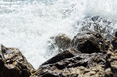 Mavi yaz dalgası ve kayaları ile şaşırtıcı deniz, rahatlatıcı kaya ve su manzarası, doğa