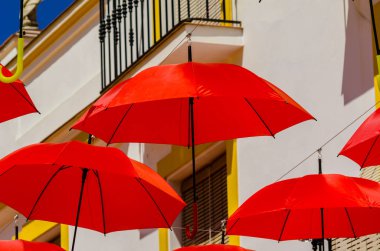 Renkli şemsiyeler kentsel sokak dekorasyon. Mavi gökyüzü, turistik, güneşli gün asılı renkli şemsiyeler