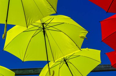 Renkli şemsiyeler kentsel sokak dekorasyon. Mavi gökyüzü, turistik, güneşli gün asılı renkli şemsiyeler