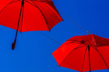 Renkli şemsiyeler kentsel sokak dekorasyon. Mavi gökyüzü, turistik, güneşli gün asılı renkli şemsiyeler