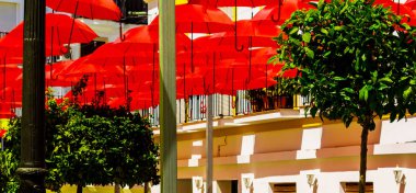 Renkli şemsiyeler kentsel sokak dekorasyon. Mavi gökyüzü, turistik, güneşli gün asılı renkli şemsiyeler