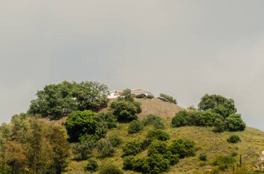 tipik İspanyol köy evleri ve tarım arazisi Hills Endülüs, dağ manzarası