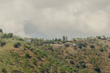 tipik İspanyol köy evleri ve tarım arazisi Hills Endülüs, dağ manzarası