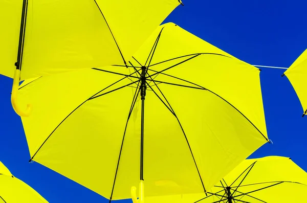 Parapluies Colorés Décoration Urbaine Rue Parapluies Colorés Suspendus Sur Ciel — Photo