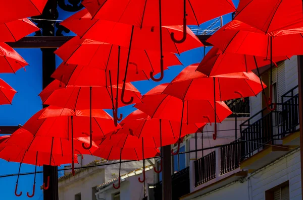 Paraguas Coloridos Decoración Urbana Calle Colgando Paraguas Colores Sobre Cielo — Foto de Stock