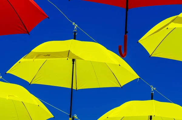 Bunte Regenschirme Schmücken Die Straßen Hängende Bunte Sonnenschirme Über Blauem — Stockfoto