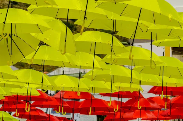 Bunte Regenschirme Schmücken Die Straßen Hängende Bunte Sonnenschirme Über Blauem — Stockfoto